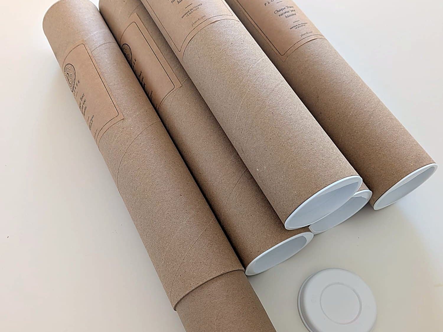 Tubes d’expédition étiquetés, prêts à partir de l’atelier